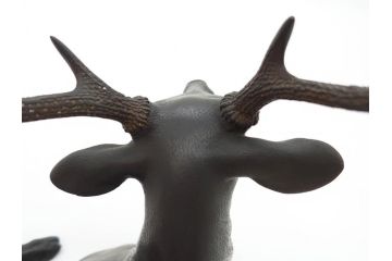 上手物　明治金工師　磯崎美亜　瞳銀製　高さ 約26cm　重量 約1.96kg　しなやかな鹿の造形が見事な置物(海野美盛門下、シカ、共箱付き、台付き)(R-078766)