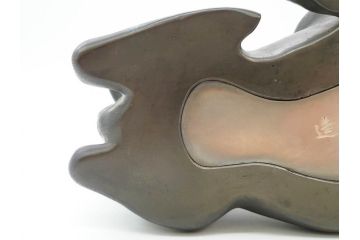 上手物　明治金工師　磯崎美亜　瞳銀製　高さ 約26cm　重量 約1.96kg　しなやかな鹿の造形が見事な置物(海野美盛門下、シカ、共箱付き、台付き)(R-078766)