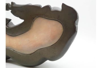 上手物　明治金工師　磯崎美亜　瞳銀製　高さ 約26cm　重量 約1.96kg　しなやかな鹿の造形が見事な置物(海野美盛門下、シカ、共箱付き、台付き)(R-078766)