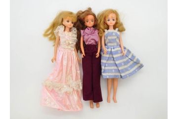 昭和期　当時物　マテル社(Mattel)バービー　タカラ(TAKARA)リカちゃん イサムくん ジェニー　多数の洋服や小物付き　懐かしさを感じる人形13体まとめてセット(ファッションドール、着せ替え人形、K119、Barbie、大量、衣装)(R-078769)