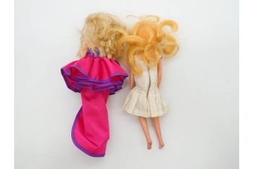昭和期　当時物　マテル社(Mattel)バービー　タカラ(TAKARA)リカちゃん イサムくん ジェニー　多数の洋服や小物付き　懐かしさを感じる人形13体まとめてセット(ファッションドール、着せ替え人形、K119、Barbie、大量、衣装)(R-078769)
