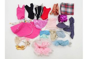 昭和期　当時物　マテル社(Mattel)バービー　タカラ(TAKARA)リカちゃん イサムくん ジェニー　多数の洋服や小物付き　懐かしさを感じる人形13体まとめてセット(ファッションドール、着せ替え人形、K119、Barbie、大量、衣装)(R-078769)