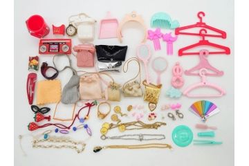 昭和期　当時物　マテル社(Mattel)バービー　タカラ(TAKARA)リカちゃん イサムくん ジェニー　多数の洋服や小物付き　懐かしさを感じる人形13体まとめてセット(ファッションドール、着せ替え人形、K119、Barbie、大量、衣装)(R-078769)