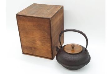 時代物　加藤忠三郎　紫金堂　平丸　年月を経た味わい漂う鉄瓶(湯沸、湯瓶、茶道具、茶器、共箱付き)(R-078773)