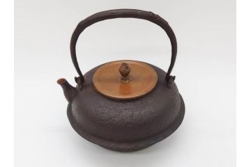時代物　加藤忠三郎　紫金堂　平丸　年月を経た味わい漂う鉄瓶(湯沸、湯瓶、茶道具、茶器、共箱付き)(R-078773)
