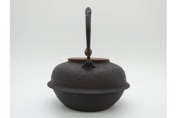 時代物　加藤忠三郎　紫金堂　平丸　年月を経た味わい漂う鉄瓶(湯沸、湯瓶、茶道具、茶器、共箱付き)(R-078773)