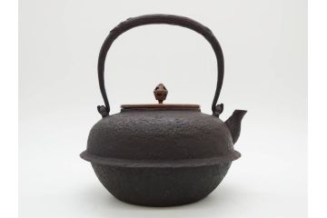 時代物　加藤忠三郎　紫金堂　平丸　年月を経た味わい漂う鉄瓶(湯沸、湯瓶、茶道具、茶器、共箱付き)(R-078773)