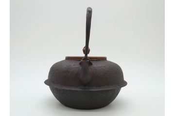 時代物　加藤忠三郎　紫金堂　平丸　年月を経た味わい漂う鉄瓶(湯沸、湯瓶、茶道具、茶器、共箱付き)(R-078773)