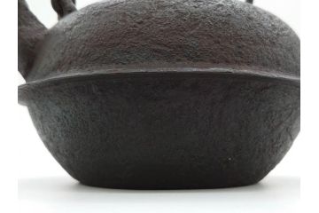 時代物　加藤忠三郎　紫金堂　平丸　年月を経た味わい漂う鉄瓶(湯沸、湯瓶、茶道具、茶器、共箱付き)(R-078773)