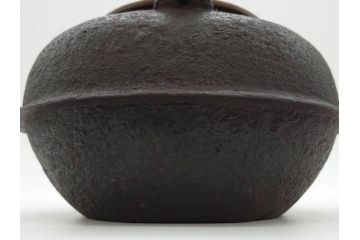 時代物　加藤忠三郎　紫金堂　平丸　年月を経た味わい漂う鉄瓶(湯沸、湯瓶、茶道具、茶器、共箱付き)(R-078773)