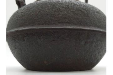 時代物　加藤忠三郎　紫金堂　平丸　年月を経た味わい漂う鉄瓶(湯沸、湯瓶、茶道具、茶器、共箱付き)(R-078773)