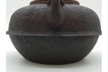 時代物　加藤忠三郎　紫金堂　平丸　年月を経た味わい漂う鉄瓶(湯沸、湯瓶、茶道具、茶器、共箱付き)(R-078773)