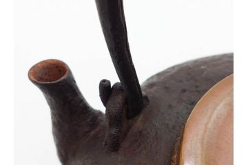 時代物　加藤忠三郎　紫金堂　平丸　年月を経た味わい漂う鉄瓶(湯沸、湯瓶、茶道具、茶器、共箱付き)(R-078773)