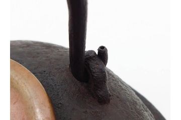時代物　加藤忠三郎　紫金堂　平丸　年月を経た味わい漂う鉄瓶(湯沸、湯瓶、茶道具、茶器、共箱付き)(R-078773)