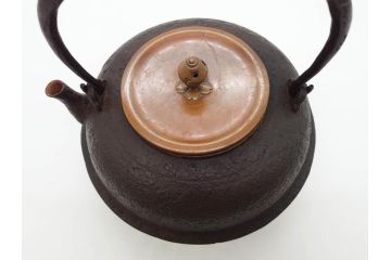 時代物　加藤忠三郎　紫金堂　平丸　年月を経た味わい漂う鉄瓶(湯沸、湯瓶、茶道具、茶器、共箱付き)(R-078773)
