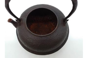 時代物　加藤忠三郎　紫金堂　平丸　年月を経た味わい漂う鉄瓶(湯沸、湯瓶、茶道具、茶器、共箱付き)(R-078773)