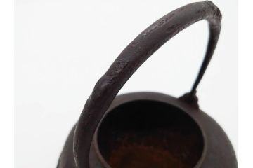 時代物　加藤忠三郎　紫金堂　平丸　年月を経た味わい漂う鉄瓶(湯沸、湯瓶、茶道具、茶器、共箱付き)(R-078773)