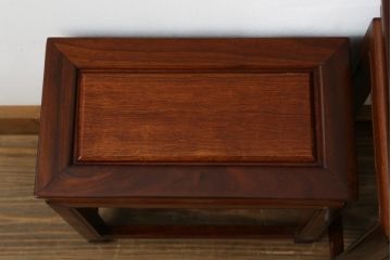 和製ビンテージ　花梨(カリン)材　上品な佇まいが魅力的なネストテーブル(サイドテーブル、カフェテーブル、コーヒーテーブル、ローテーブル、花台、飾り台)(R-078782)