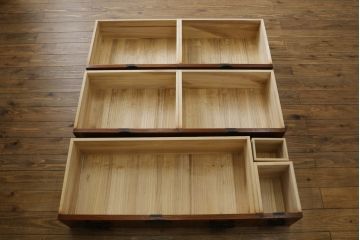 中古　美品　前面欅(ケヤキ)材　品のある佇まいが美しいローチェスト(ローボード、引き出し、衣装箪笥、和箪笥、整理タンス、収納たんす)(R-078783)