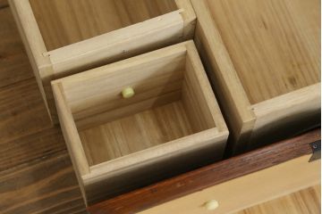 中古　美品　前面欅(ケヤキ)材　品のある佇まいが美しいローチェスト(ローボード、引き出し、衣装箪笥、和箪笥、整理タンス、収納たんす)(R-078783)