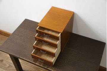 中古　指物家具　漆塗り　総桐材　前板の網代(あじろ)細工がお洒落な小引き出し(小物収納、卓上収納)(定価約15万円)(R-078785)