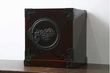 中古　美品　仙台箪笥　渡辺家具店　美しい漆の光沢と存在感のある金具が目を惹く小引き出し(船箪笥、舟箪笥、小箪笥、小物収納)(R-078786)