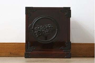 中古　美品　仙台箪笥　渡辺家具店　美しい漆の光沢と存在感のある金具が目を惹く小引き出し(船箪笥、舟箪笥、小箪笥、小物収納)(R-078786)