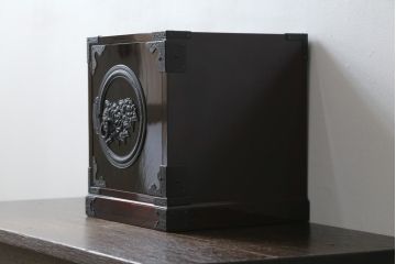 中古　美品　仙台箪笥　渡辺家具店　美しい漆の光沢と存在感のある金具が目を惹く小引き出し(船箪笥、舟箪笥、小箪笥、小物収納)(R-078786)