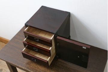 中古　美品　仙台箪笥　渡辺家具店　美しい漆の光沢と存在感のある金具が目を惹く小引き出し(船箪笥、舟箪笥、小箪笥、小物収納)(R-078786)