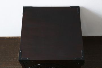 中古　美品　仙台箪笥　渡辺家具店　美しい漆の光沢と存在感のある金具が目を惹く小引き出し(船箪笥、舟箪笥、小箪笥、小物収納)(R-078786)