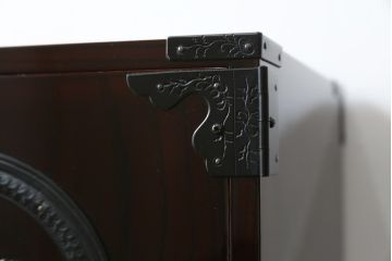 中古　美品　仙台箪笥　渡辺家具店　美しい漆の光沢と存在感のある金具が目を惹く小引き出し(船箪笥、舟箪笥、小箪笥、小物収納)(R-078786)