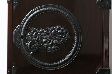 中古　美品　仙台箪笥　渡辺家具店　美しい漆の光沢と存在感のある金具が目を惹く小引き出し(船箪笥、舟箪笥、小箪笥、小物収納)(R-078786)