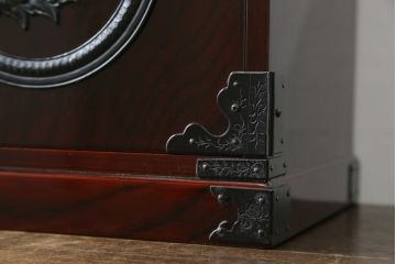 中古　美品　仙台箪笥　渡辺家具店　美しい漆の光沢と存在感のある金具が目を惹く小引き出し(船箪笥、舟箪笥、小箪笥、小物収納)(R-078786)