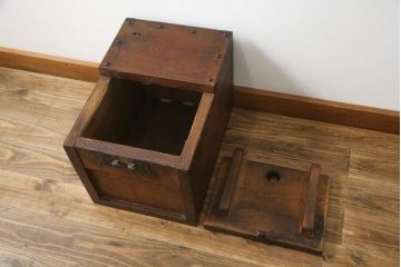 和製アンティーク　総欅(ケヤキ)材　時代の流れを感じる佇まいが味わい深い銭箱(銭函)(R-078788)