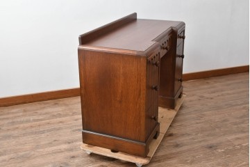 イギリスヴィンテージ　オーク材　引き出しと取っ手のデザインがかわいらしいニーホールデスク　(R-078789)