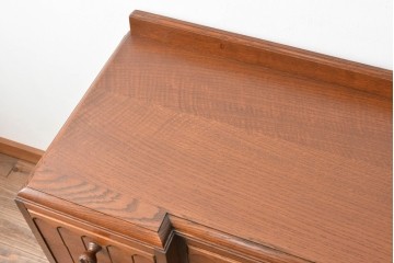 イギリスヴィンテージ　オーク材　引き出しと取っ手のデザインがかわいらしいニーホールデスク　(R-078789)
