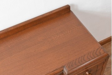 イギリスヴィンテージ　オーク材　引き出しと取っ手のデザインがかわいらしいニーホールデスク　(R-078789)