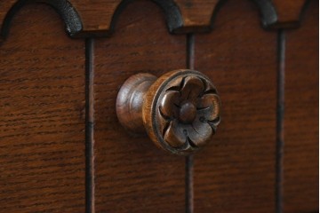 イギリスヴィンテージ　オーク材　引き出しと取っ手のデザインがかわいらしいニーホールデスク　(R-078789)