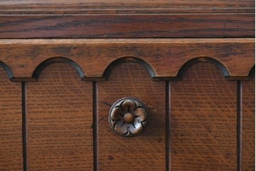 イギリスヴィンテージ　オーク材　引き出しと取っ手のデザインがかわいらしいニーホールデスク　(R-078789)