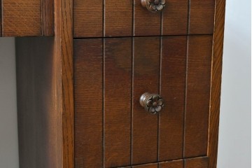 イギリスヴィンテージ　オーク材　引き出しと取っ手のデザインがかわいらしいニーホールデスク　(R-078789)