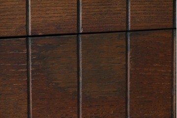 イギリスヴィンテージ　オーク材　引き出しと取っ手のデザインがかわいらしいニーホールデスク　(R-078789)