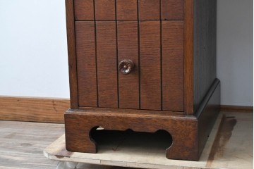 イギリスヴィンテージ　オーク材　引き出しと取っ手のデザインがかわいらしいニーホールデスク　(R-078789)