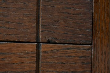 イギリスヴィンテージ　オーク材　引き出しと取っ手のデザインがかわいらしいニーホールデスク　(R-078789)