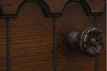 イギリスヴィンテージ　オーク材　引き出しと取っ手のデザインがかわいらしいニーホールデスク　(R-078789)