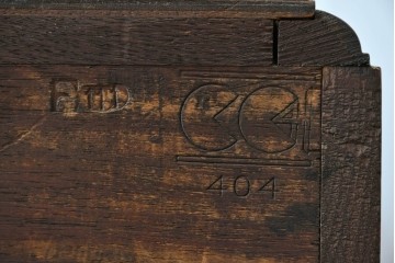 イギリスヴィンテージ　オーク材　引き出しと取っ手のデザインがかわいらしいニーホールデスク　(R-078789)