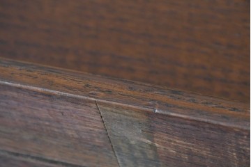 イギリスヴィンテージ　オーク材　引き出しと取っ手のデザインがかわいらしいニーホールデスク　(R-078789)