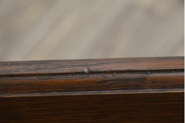 イギリスヴィンテージ　オーク材　引き出しと取っ手のデザインがかわいらしいニーホールデスク　(R-078789)