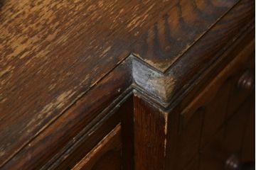 イギリスアンティーク　オーク材　引き出しと取っ手のデザインが目を惹くニーホールデスク(両袖机、ワークデスク、在宅用、在宅ワーク用、英国)(R-078789)