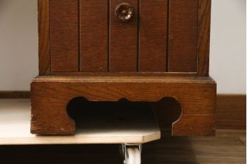 イギリスアンティーク　オーク材　引き出しと取っ手のデザインが目を惹くニーホールデスク(両袖机、ワークデスク、在宅用、在宅ワーク用、英国)(R-078789)