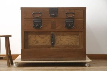 和製アンティーク　前面欅(ケヤキ)材　古い高家の重厚な帳場箪笥(時代箪笥、収納タンス、整理箪笥、引き出し)(R-078790)